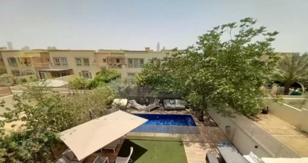 住宅 就绪物业 2 间卧室 楼/楼 大院别墅  出售 在 迪拜 #22070 - 1  image 