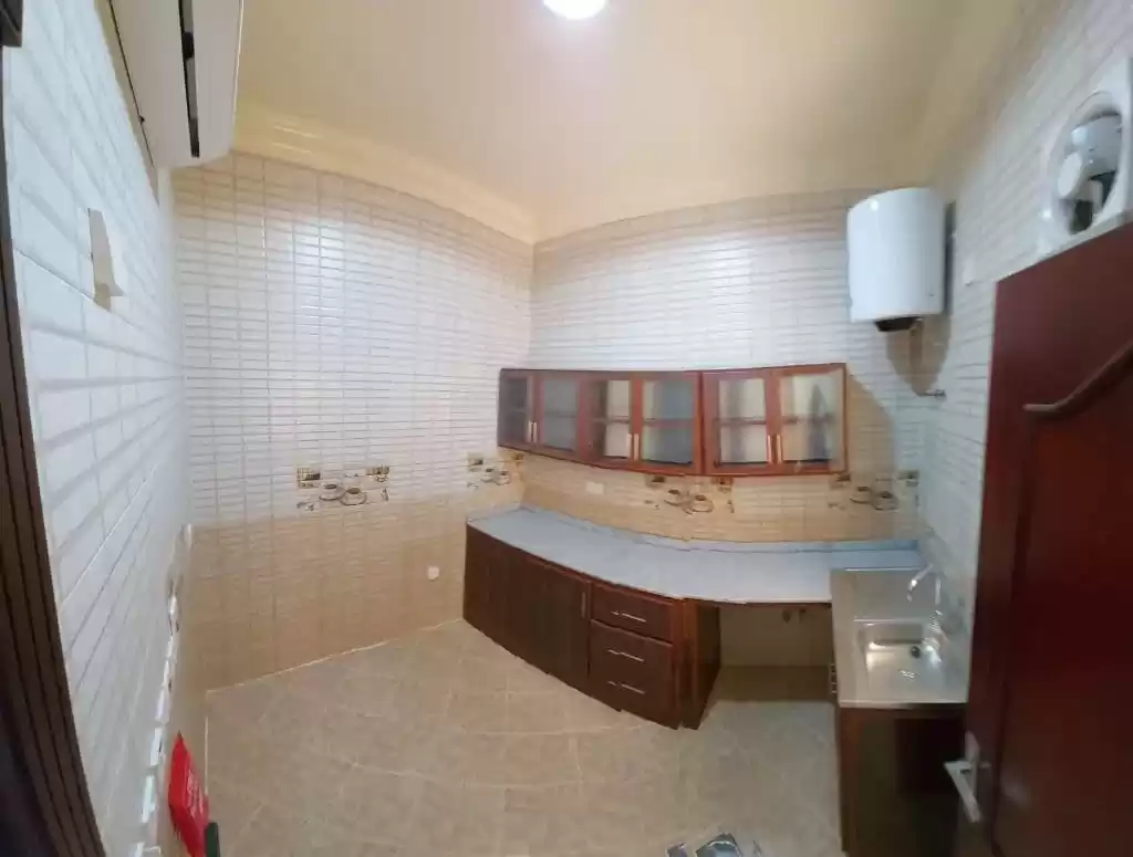 Wohn Klaar eigendom 2 Schlafzimmer U/F Wohnung  zu vermieten in Al Sadd , Doha #22479 - 1  image 