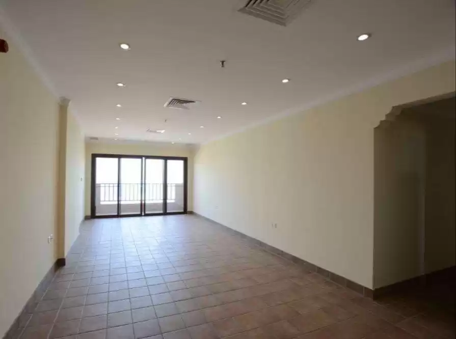 سكني عقار جاهز 3 غرف  غير مفروش شقة  للإيجار في الكويت #22959 - 1  صورة 