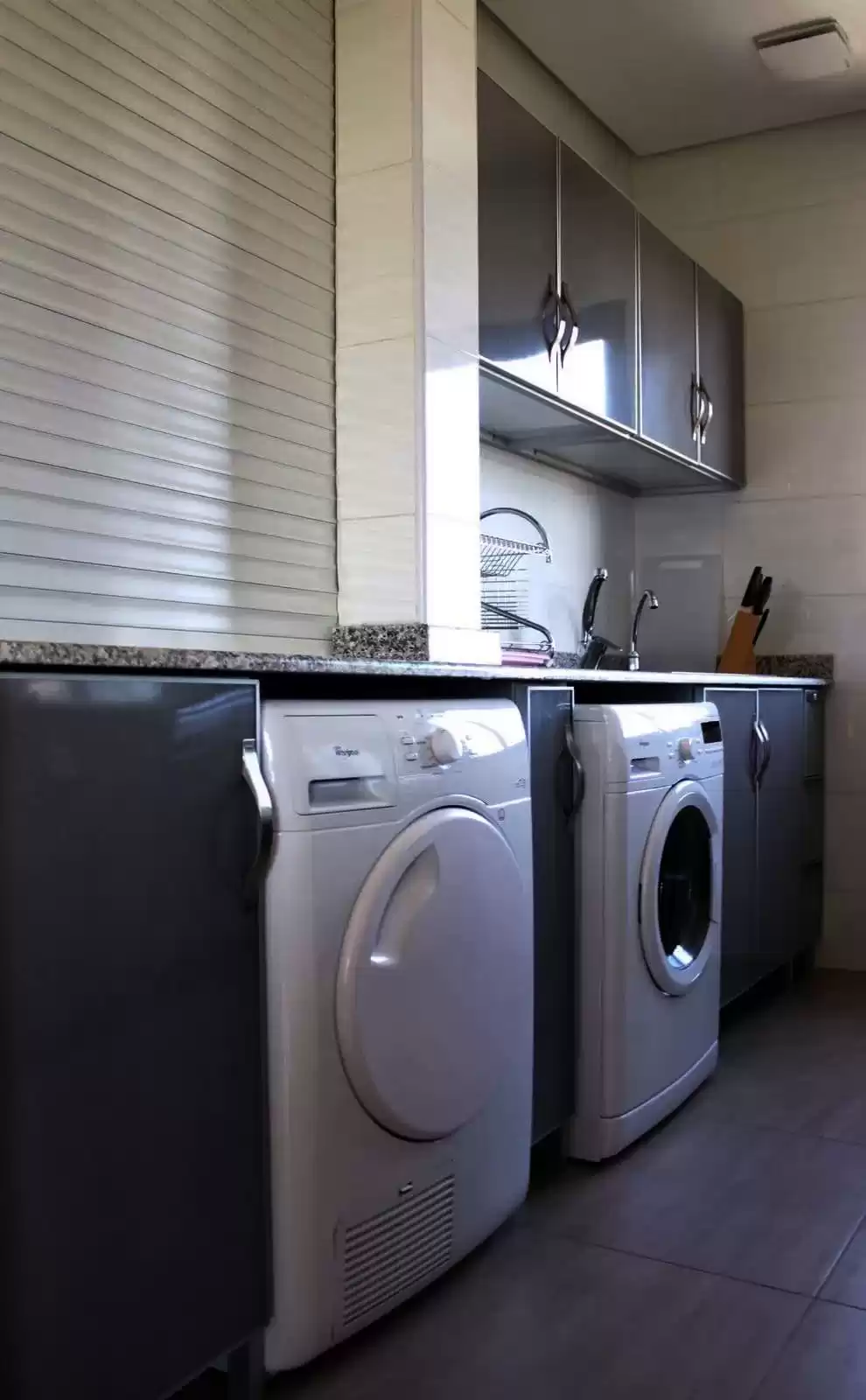 سكني عقار جاهز 3 غرف  مفروش شقة  للإيجار في الكويت #22971 - 1  صورة 