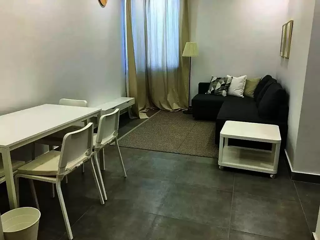 سكني عقار جاهز 2 غرف  مفروش شقة  للإيجار في الكويت #23014 - 1  صورة 