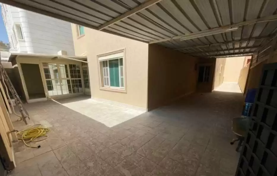 住宅 就绪物业 4 间卧室 U/F 公寓  出租 在 科威特 #23023 - 1  image 