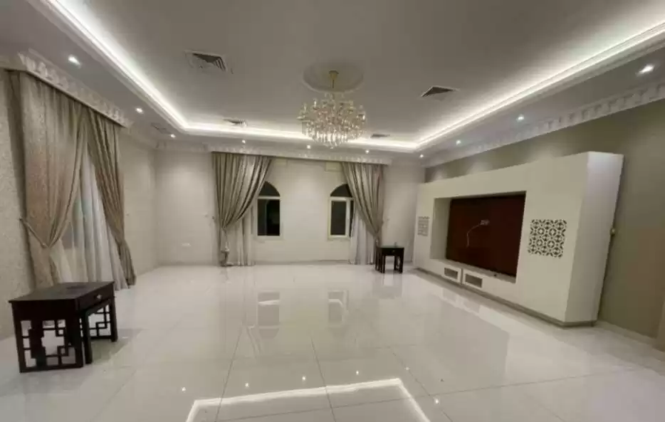 سكني عقار جاهز 4 + غرفة خادمة غير مفروش شقة  للإيجار في الكويت #23083 - 1  صورة 
