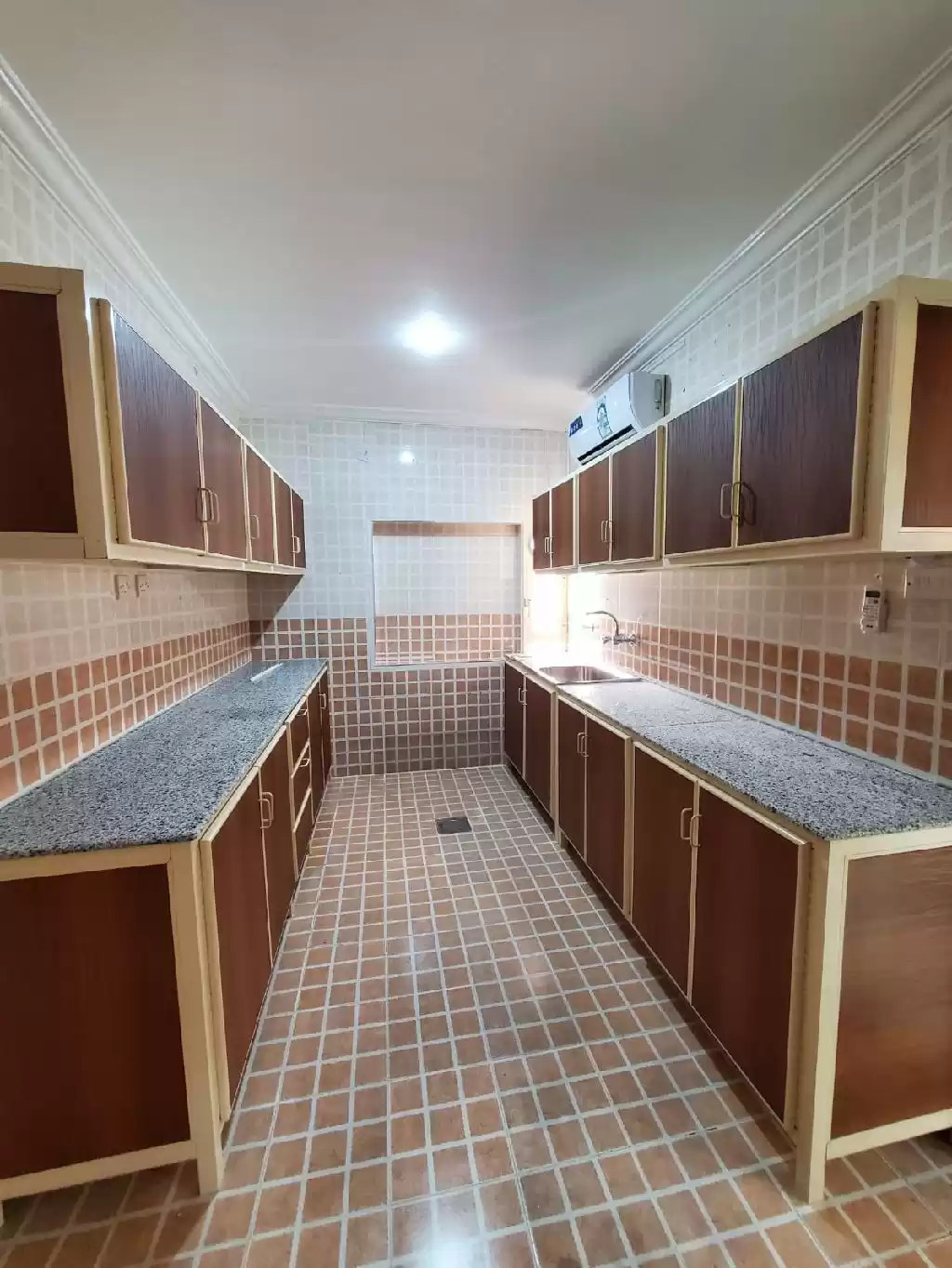 سكني عقار جاهز 3 غرف  غير مفروش شقة  للإيجار في الكويت #23235 - 1  صورة 