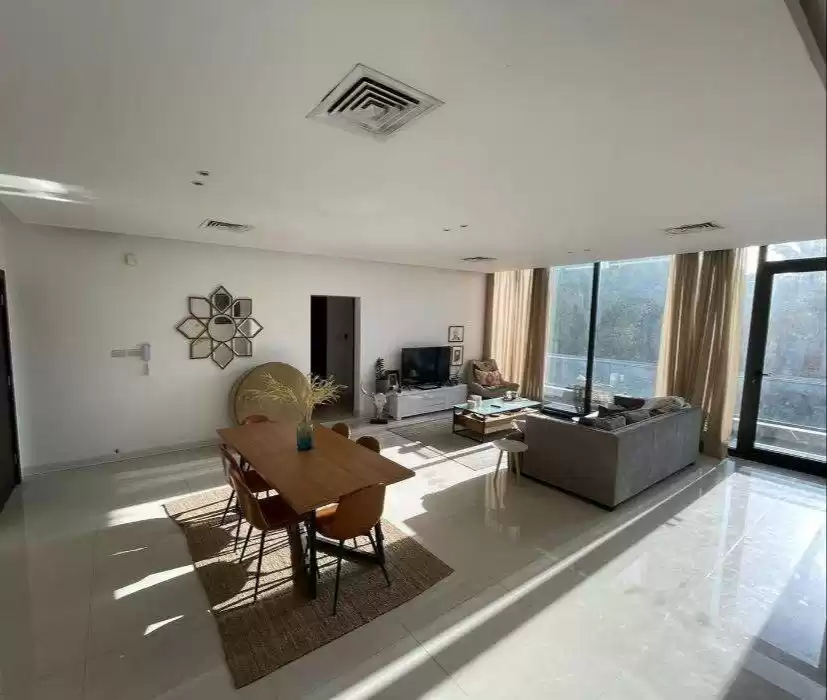 سكني عقار جاهز 3 غرف  غير مفروش شقة  للإيجار في الكويت #23262 - 1  صورة 