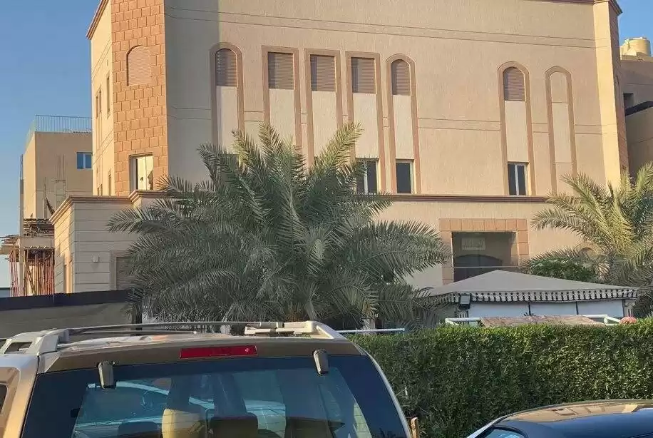 Residential Ready Property 4 Bedrooms U/F Apartment  for rent in Kuwait #23324 - 1  image 