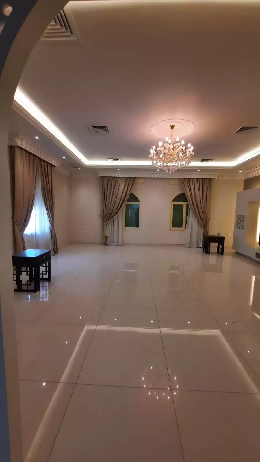 سكني عقار جاهز 4 غرف  مفروش فيلا  للإيجار في الكويت #23358 - 1  صورة 