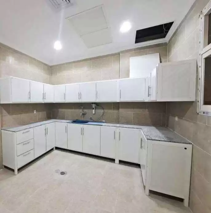 سكني عقار جاهز 5 غرف  غير مفروش شقة  للإيجار في الكويت #23380 - 1  صورة 