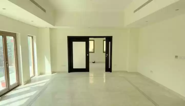سكني عقار جاهز 5 + غرفة خادمة غير مفروش فيلا  للإيجار في دبي #23456 - 1  صورة 