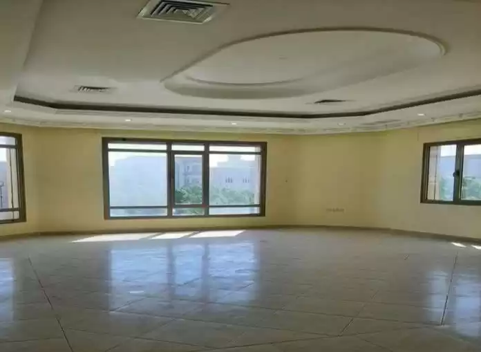 سكني عقار جاهز 5 غرف  غير مفروش شقة  للإيجار في الكويت #23468 - 1  صورة 