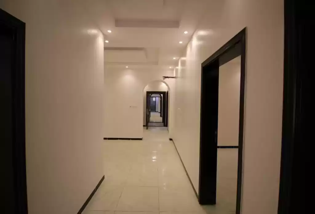 yerleşim Hazır Mülk 4 Yatak Odası U/F Apartman  satılık içinde Riyad #23485 - 1  image 