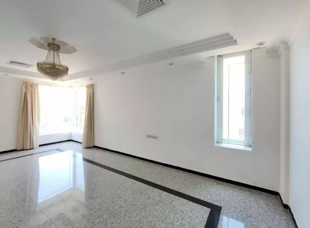سكني عقار جاهز 3 غرف  غير مفروش شقة  للإيجار في الكويت #23551 - 1  صورة 