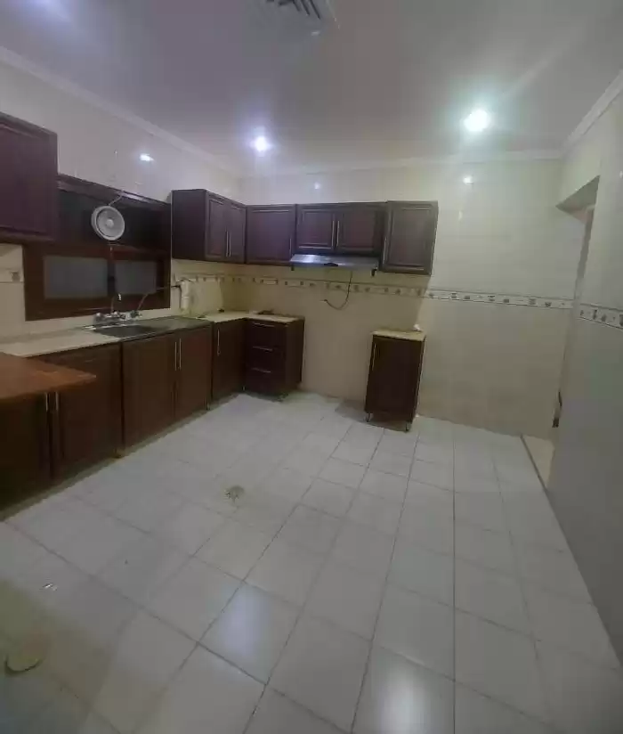 Wohn Klaar eigendom 3 + Magd Schlafzimmer U/F Wohnung  zu vermieten in Kuwait #23565 - 1  image 