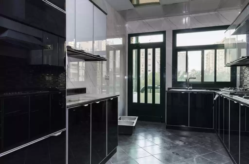 Wohn Klaar eigendom 4 Schlafzimmer U/F Wohnung  zu vermieten in Kuwait #23596 - 1  image 