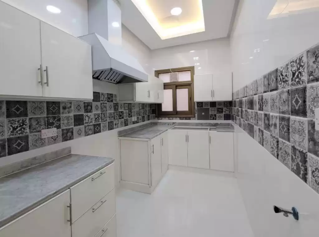 سكني عقار جاهز 3 غرف  غير مفروش شقة  للإيجار في الكويت #23613 - 1  صورة 
