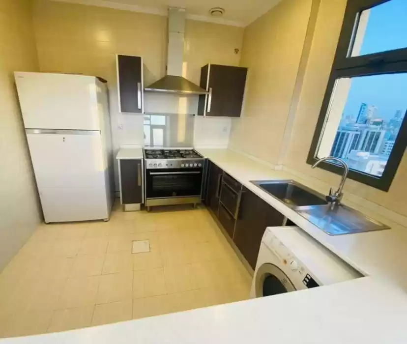 سكني عقار جاهز 4 غرف  غير مفروش شقة  للإيجار في الكويت #23643 - 1  صورة 