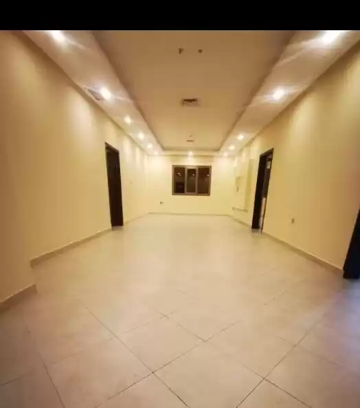 سكني عقار جاهز 3 غرف  غير مفروش شقة  للإيجار في الكويت #23663 - 1  صورة 