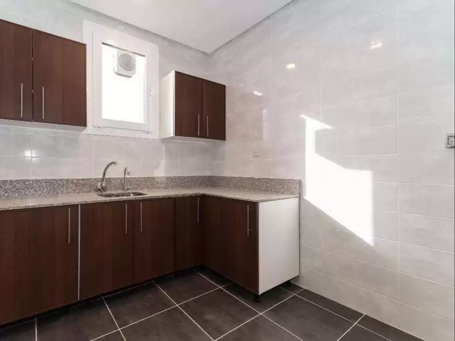 سكني عقار جاهز 3 غرف  غير مفروش شقة  للإيجار في الكويت #23699 - 1  صورة 