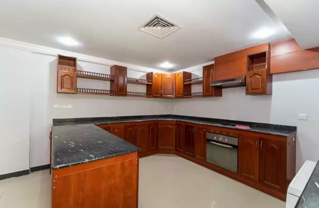 سكني عقار جاهز 3 غرف  غير مفروش شقة  للإيجار في الكويت #23709 - 1  صورة 