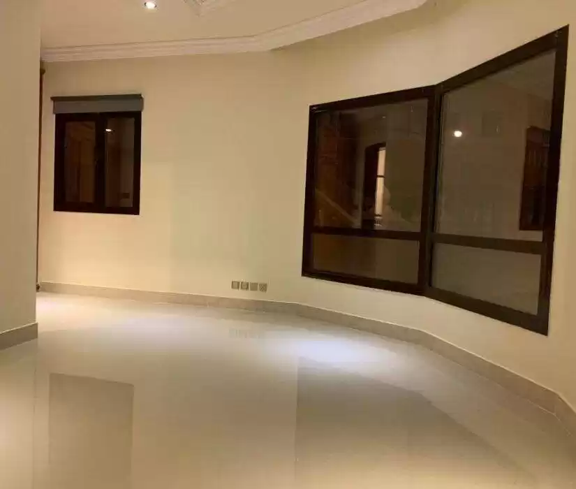 Wohn Klaar eigendom 4 Schlafzimmer U/F Wohnung  zu vermieten in Kuwait #23720 - 1  image 