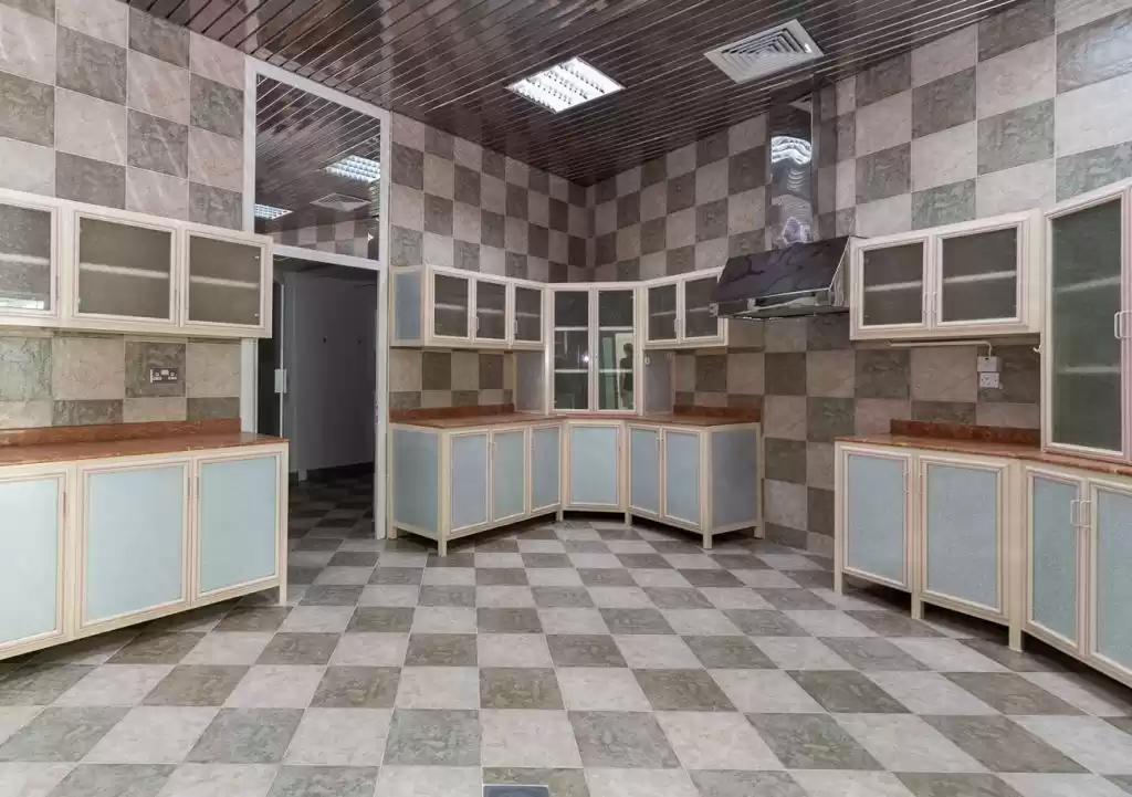 Жилой Готовая недвижимость 3 спальни Н/Ф Квартира  в аренду в Кувейт #23769 - 1  image 