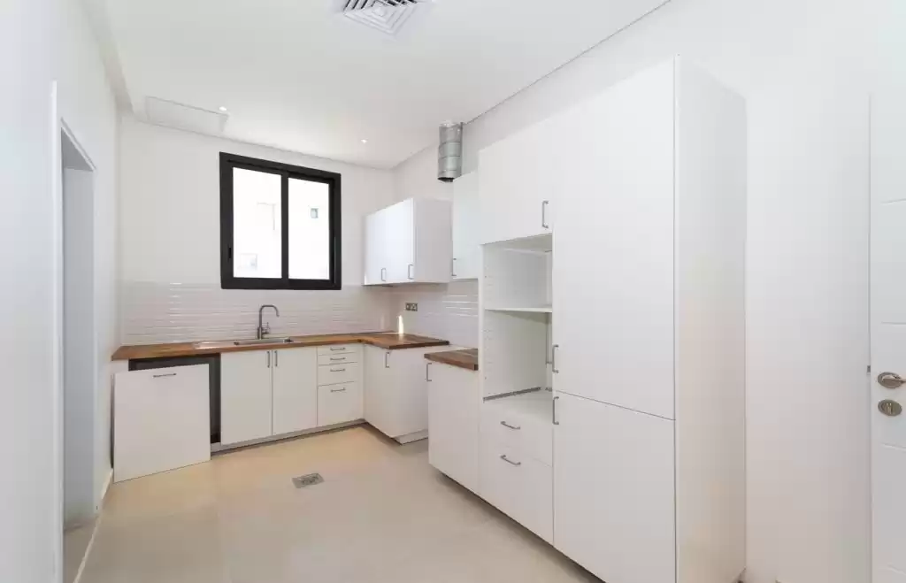 سكني عقار جاهز 3 غرف  غير مفروش شقة  للإيجار في الكويت #23786 - 1  صورة 