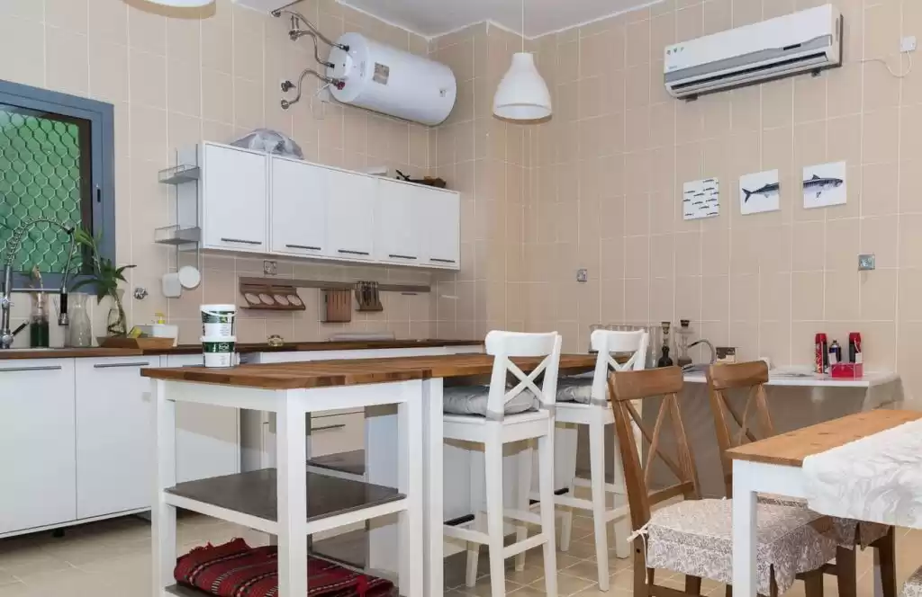 سكني عقار جاهز 5 غرف  مفروش فيلا  للإيجار في الكويت #23798 - 1  صورة 
