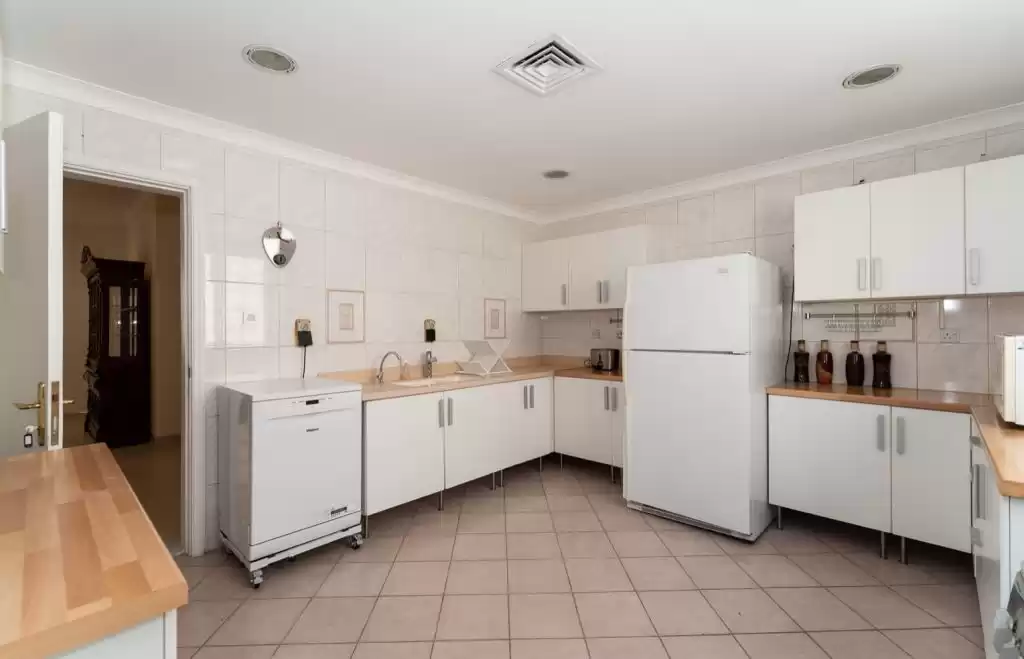 Residential Ready Property 4 Bedrooms F/F Apartment  for rent in Kuwait #23873 - 1  image 