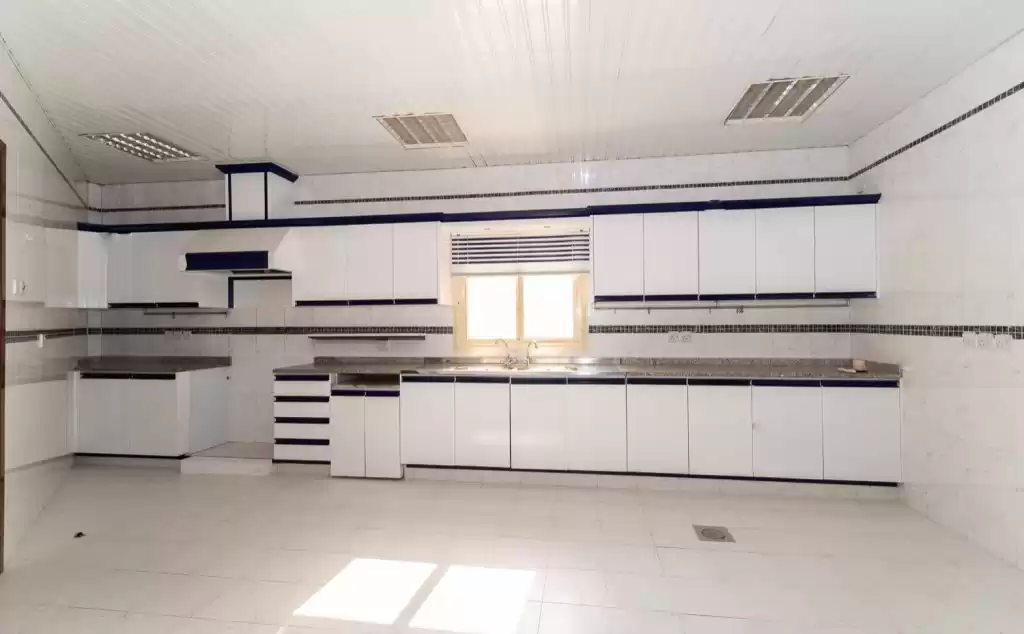 سكني عقار جاهز 4 غرف  غير مفروش شقة  للإيجار في الكويت #23876 - 1  صورة 