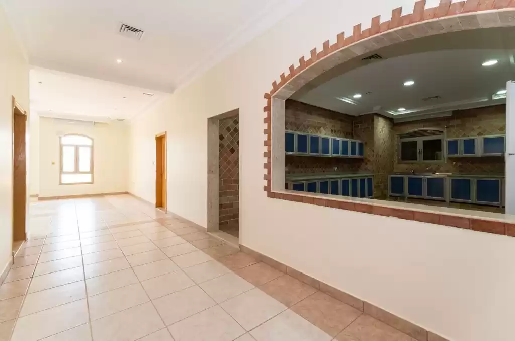 سكني عقار جاهز 5 غرف  غير مفروش شقة  للإيجار في الكويت #23882 - 1  صورة 