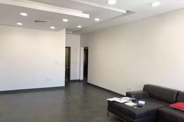 سكني عقار جاهز 3 غرف  غير مفروش شقة  للإيجار في الكويت #23962 - 1  صورة 