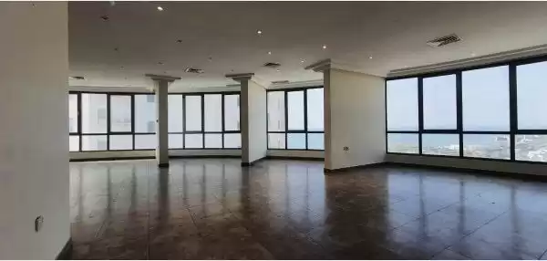 سكني عقار جاهز 4 غرف  غير مفروش شقة  للإيجار في الكويت #23970 - 1  صورة 