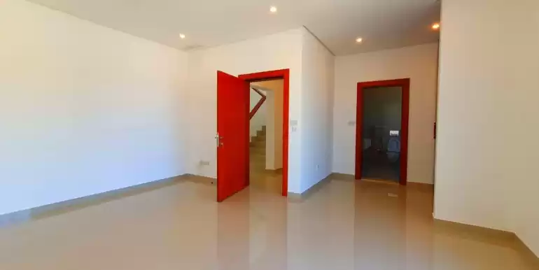 سكني عقار جاهز 4 غرف  غير مفروش فيلا  للإيجار في الكويت #23977 - 1  صورة 