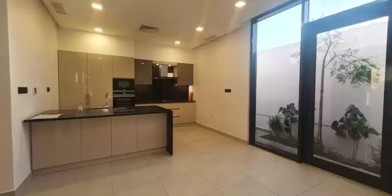 سكني عقار جاهز 3 غرف  غير مفروش فيلا  للإيجار في الكويت #23980 - 1  صورة 