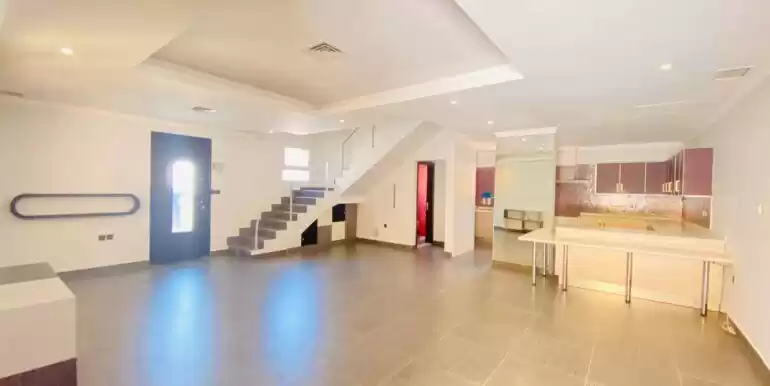 سكني عقار جاهز 5 غرف  غير مفروش شقة  للإيجار في الكويت #23993 - 1  صورة 