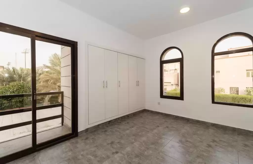 سكني عقار جاهز 5 غرف  غير مفروش فيلا  للإيجار في الكويت #24026 - 1  صورة 