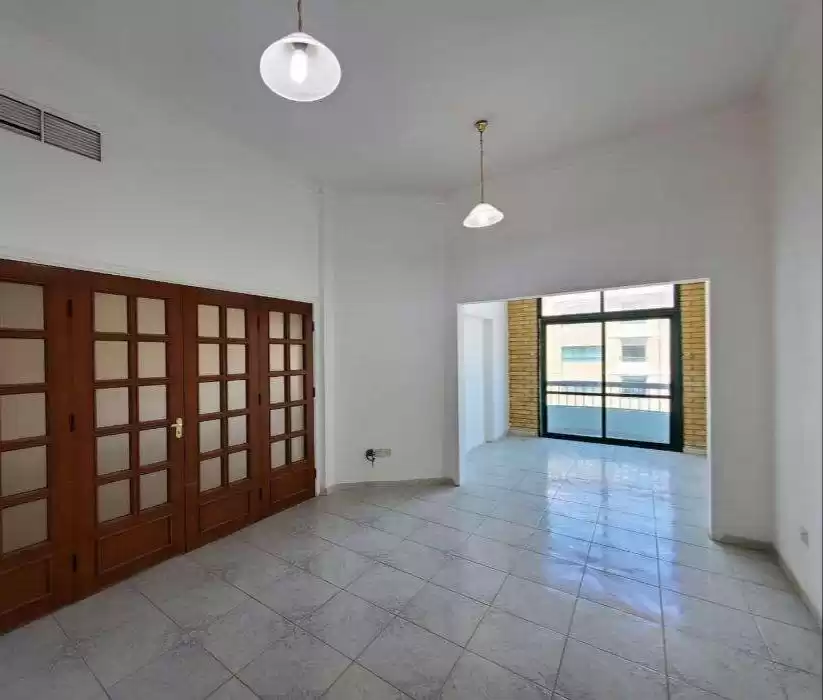 سكني عقار جاهز 3 غرف  غير مفروش شقة  للإيجار في الكويت #24072 - 1  صورة 