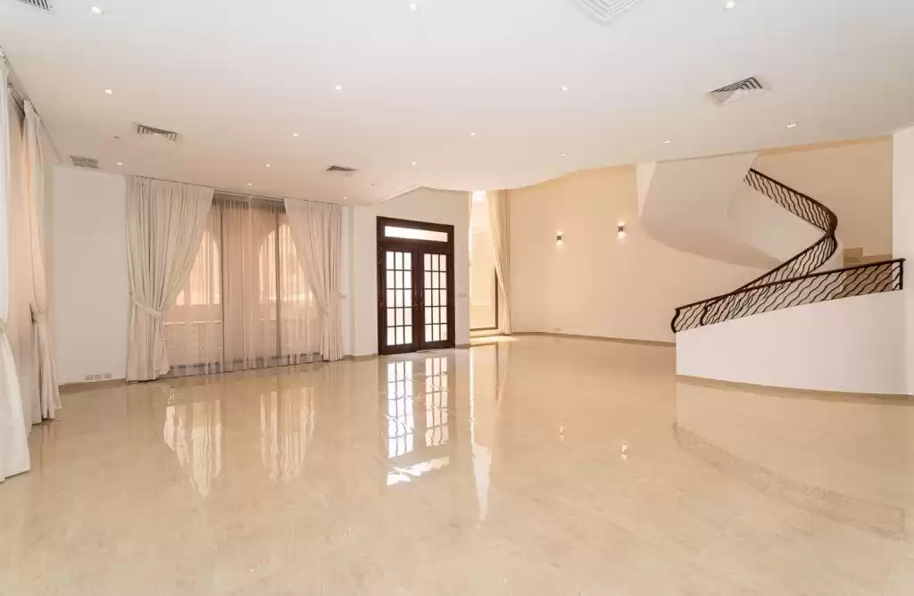 سكني عقار جاهز 5 غرف  غير مفروش فيلا  للإيجار في الكويت #24074 - 1  صورة 