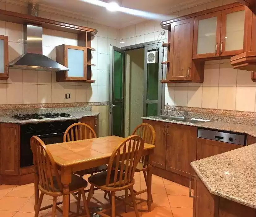 住宅 就绪物业 3+女仆卧室 U/F 公寓  出租 在 科威特 #24160 - 1  image 