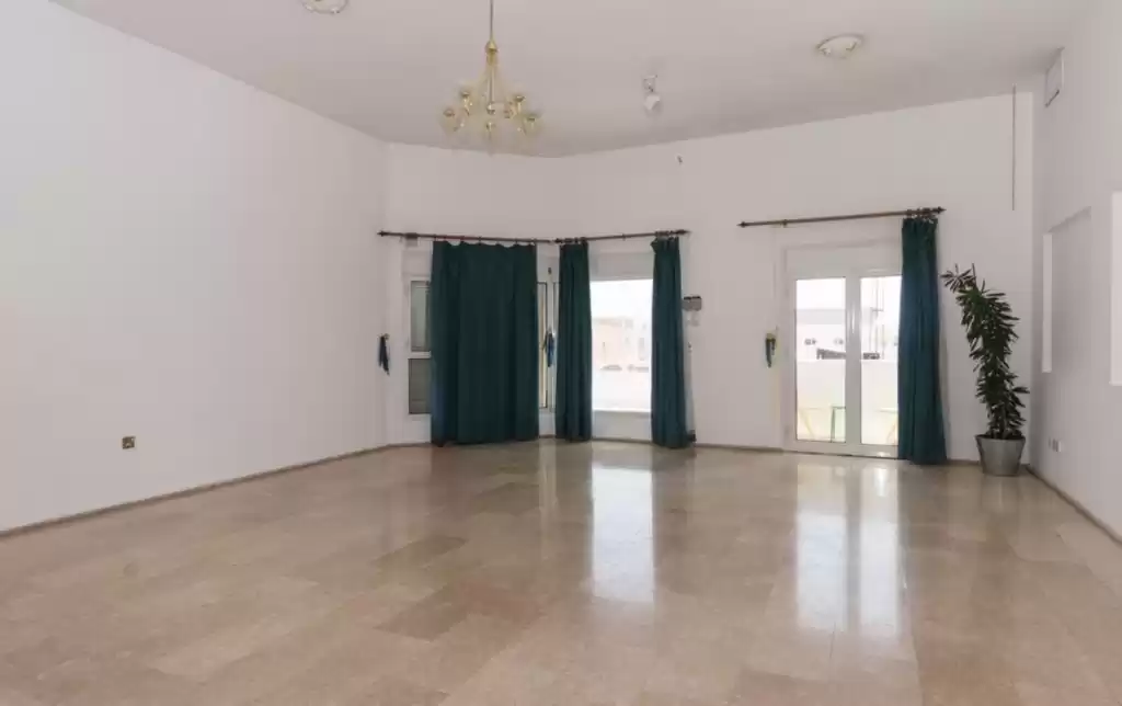 سكني عقار جاهز 3 غرف  غير مفروش شقة  للإيجار في الكويت #24165 - 1  صورة 