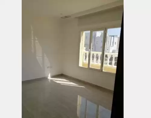 住宅 就绪物业 3+女仆卧室 U/F 公寓  出租 在 科威特 #24260 - 1  image 