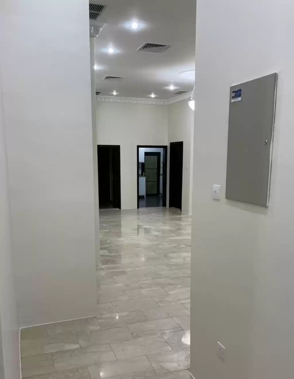 سكني عقار جاهز 3 غرف  غير مفروش شقة  للإيجار في الكويت #24439 - 1  صورة 