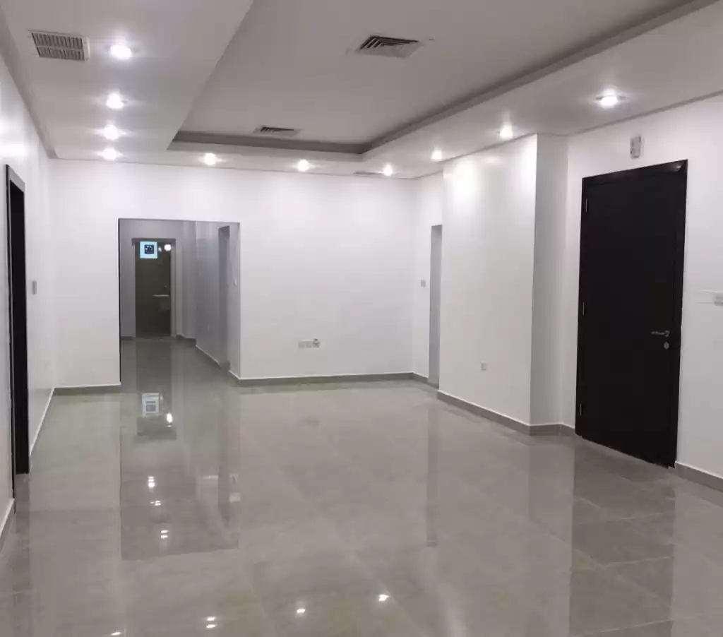 سكني عقار جاهز 3 غرف  غير مفروش شقة  للإيجار في الكويت #24442 - 1  صورة 