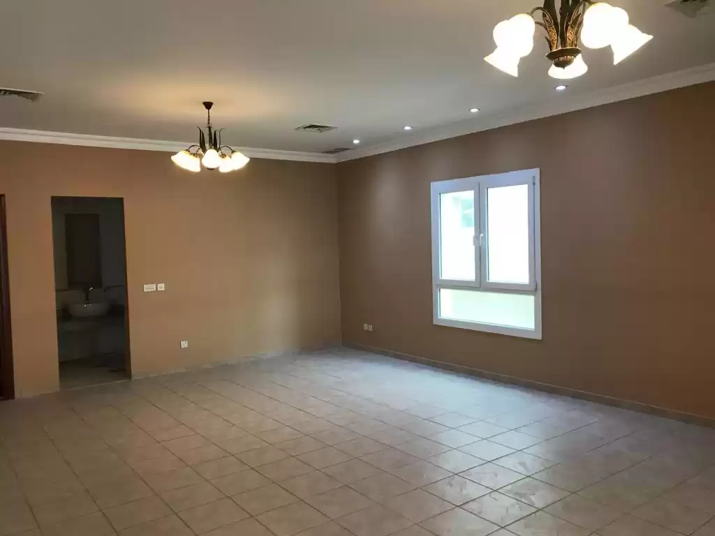 سكني عقار جاهز 5 غرف  غير مفروش فيلا  للإيجار في الكويت #24450 - 1  صورة 