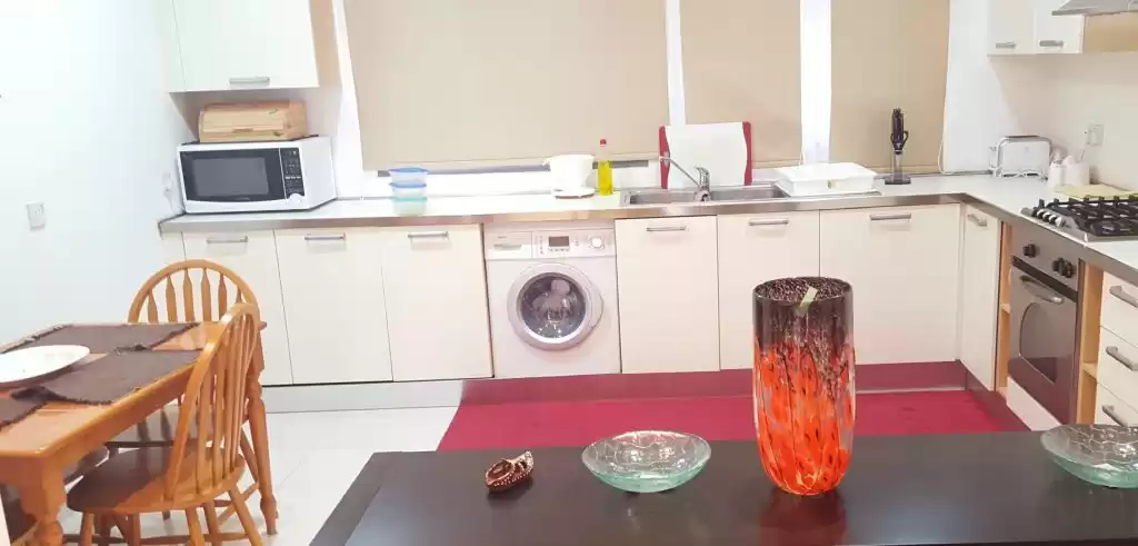 سكني عقار جاهز 3 غرف  مفروش شقة  للإيجار في الكويت #24527 - 1  صورة 