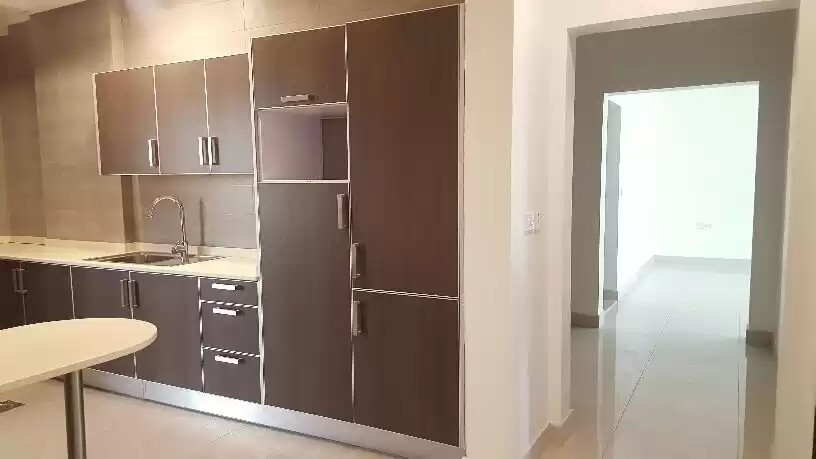 سكني عقار جاهز 3 غرف  غير مفروش شقة  للإيجار في الكويت #24549 - 1  صورة 