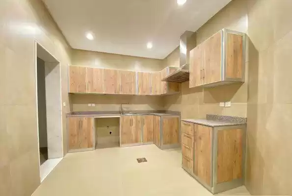 住宅 就绪物业 3+女仆卧室 U/F 公寓  出租 在 科威特 #24589 - 1  image 