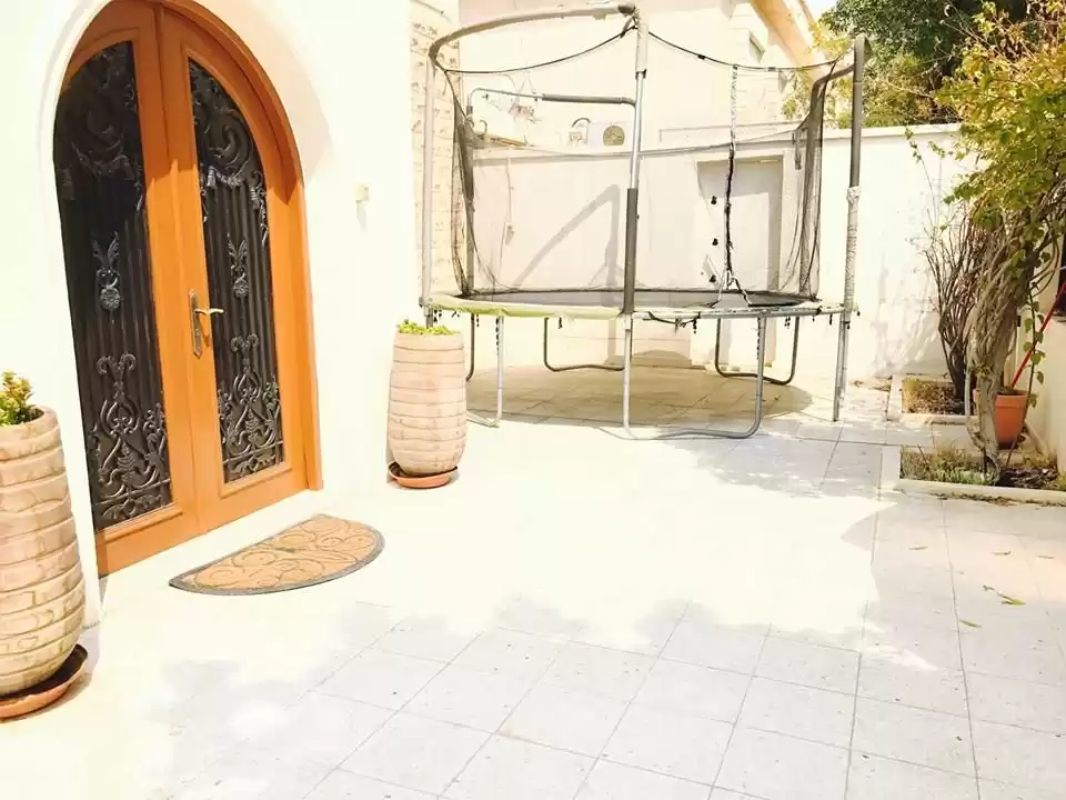 سكني عقار جاهز 5 غرف  غير مفروش فيلا  للإيجار في الكويت #24607 - 1  صورة 