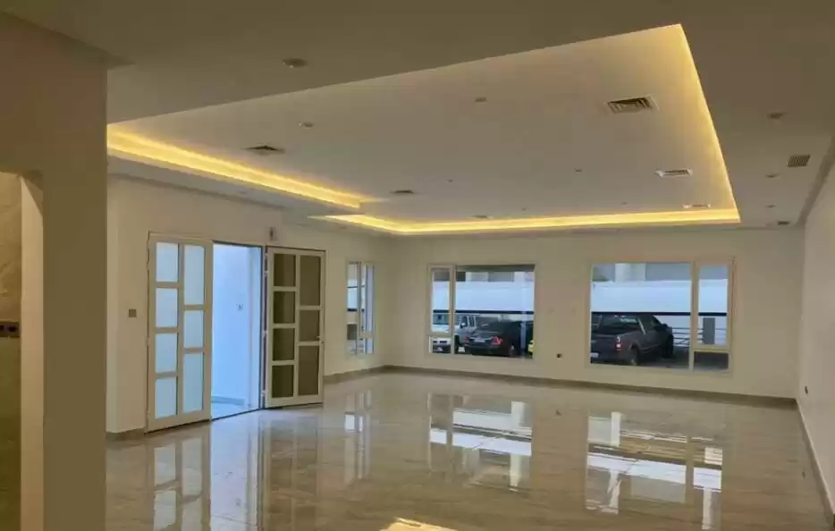 سكني عقار جاهز 4 غرف  غير مفروش شقة  للإيجار في الكويت #24627 - 1  صورة 