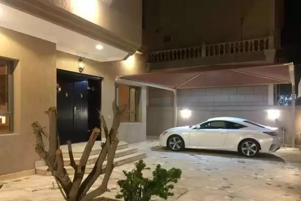 سكني عقار جاهز 5 + غرفة خادمة غير مفروش فيلا  للإيجار في الكويت #24722 - 1  صورة 